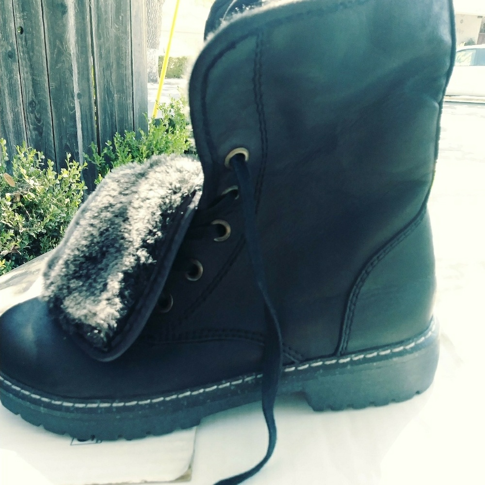 Mossimo womens boots black faux fur lined